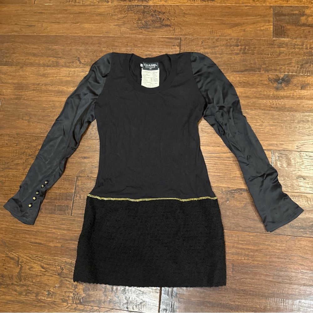 CHANEL boutiqueBlack boucle/silk dress with Gold chain 1994 Autumn collection